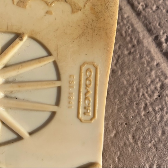 Coach New York Landon Cream Gold Metal Bow Black White Jelly Flops Size 8 - Picture 9 of 11